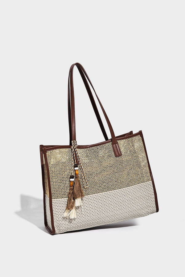 Große Tote-Bag aus grob geflochtenem Stroh in Beige und Creme mit dunkelbraunen Details in Lederoptik, langen Schulterriemen und einem mit Perlen verzierten