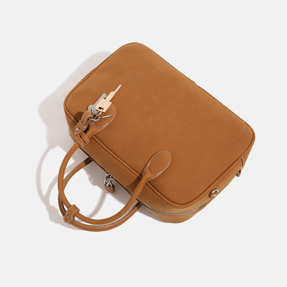 Strukturierte rechteckige Satchel-Tasche mit matter, genarbter Oberfläche, zwei gerollten Tragegriffen, silberfarbenen Reißverschlussbeschlägen und