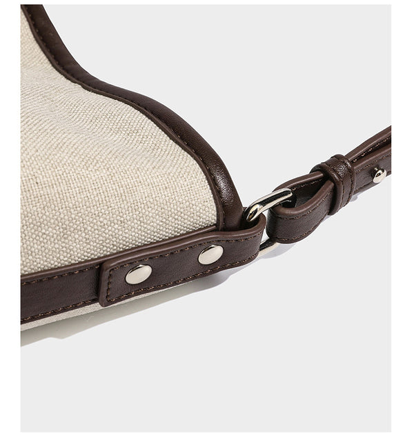 Oatfarbene Canvas-Schultertasche mit dunkelbraunem Besatz in Lederoptik, langem verstellbarem Riemen und angebrachter Mini-Tasche mit Überschlag, Detailansicht