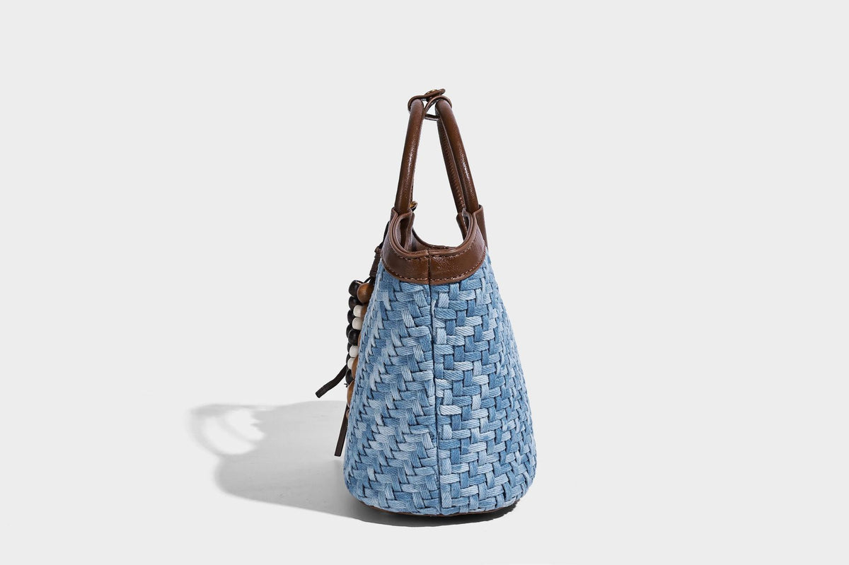 Blaue gewebte Bucket-Bag in Denim-Optik mit Besatz in brauner Lederoptik, rundem Henkel, Quastenanhänger mit Holzperlen und verstellbarem