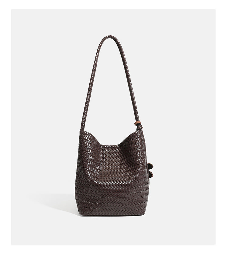 Dunkelbraune Beuteltasche aus geflochtenem Material in Lederoptik mit geflochtenem Riemen, Blumenanhänger und passender Reißverschlusstasche, Detailansicht 14