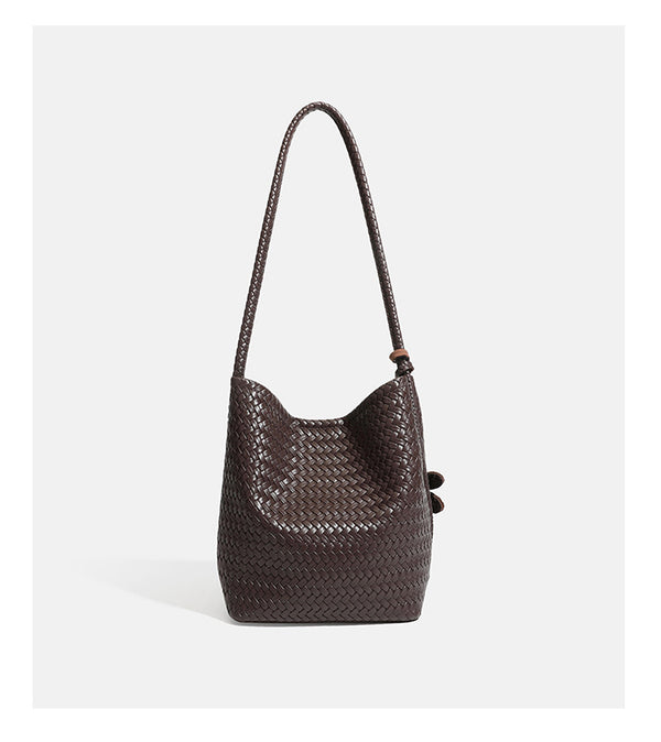 Dunkelbraune Beuteltasche aus geflochtenem Material in Lederoptik mit geflochtenem Riemen, Blumenanhänger und passender Reißverschlusstasche, Detailansicht 14