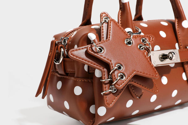 Kleine, strukturierte Mini-Henkeltasche mit Punktmuster, Sternanhänger, Schnallendetail auf der Vorderseite, zwei Henkeln und abnehmbarem