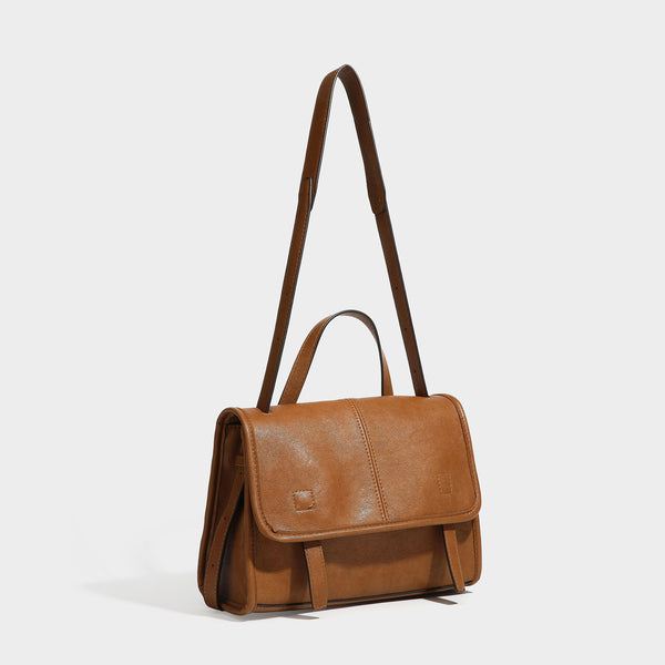 Strukturierte Satchel-Tasche mit Überschlag in dunkelbrauner, glänzender Lederoptik, kurzem Tragegriff und langem verstellbarem Schulter