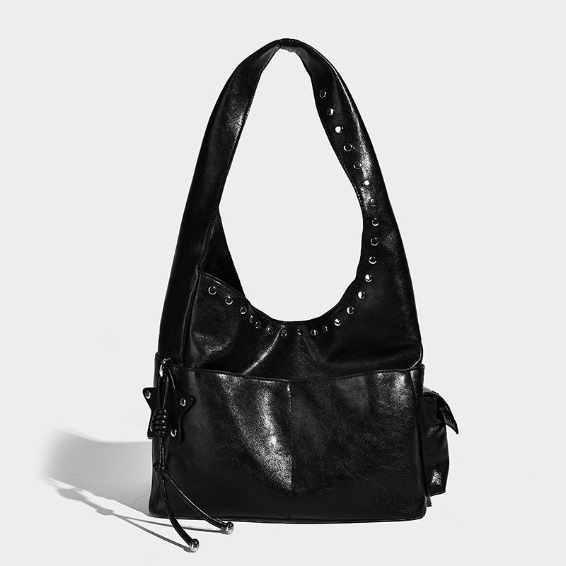 Lässig-sacförmige Hobo-Schultertasche in Dunkelbraun mit matter Velourslederoptik, silberfarbenem, mit Nieten besetztem Riemen und seitlichem Kordelzug