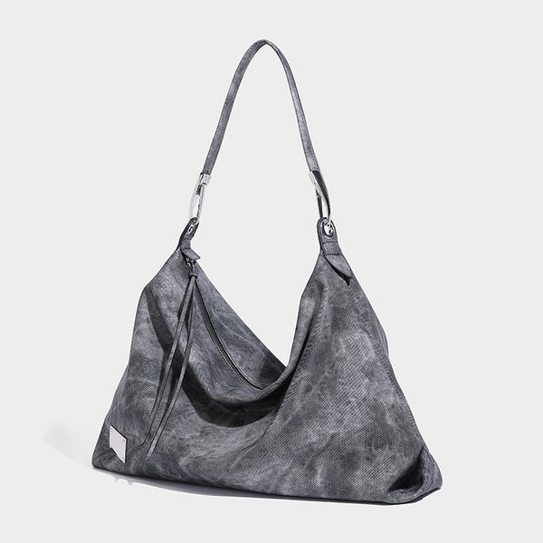 Große, lässig fallende Hobo-Schultertasche mit verwaschener, matter, strukturierter Oberfläche, Reißverschluss oben, silberfarbenen Beschlägen und lang, Vorderansicht
