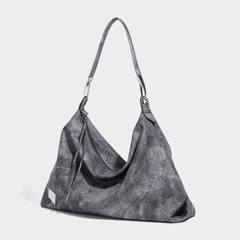 Große, weich fallende Hobo-Schultertasche mit gewaschen-matter, strukturierter Oberfläche, Reißverschluss oben, silberfarbenen Beschlägen und langem, Detailansicht