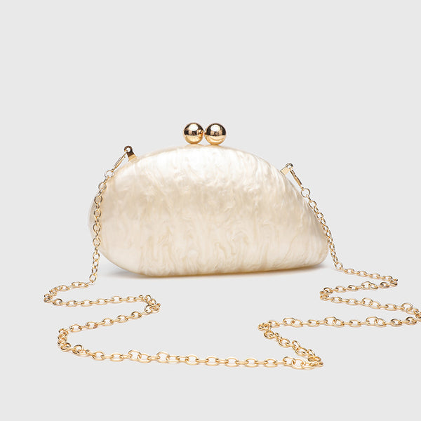 Ovale Hartschalen-Clutch mit marmorierter Perlmuttschimmer-Oberfläche, doppeltem Kugelverschluss in Goldoptik und Kettenriemen in Goldoptik, Detailansicht