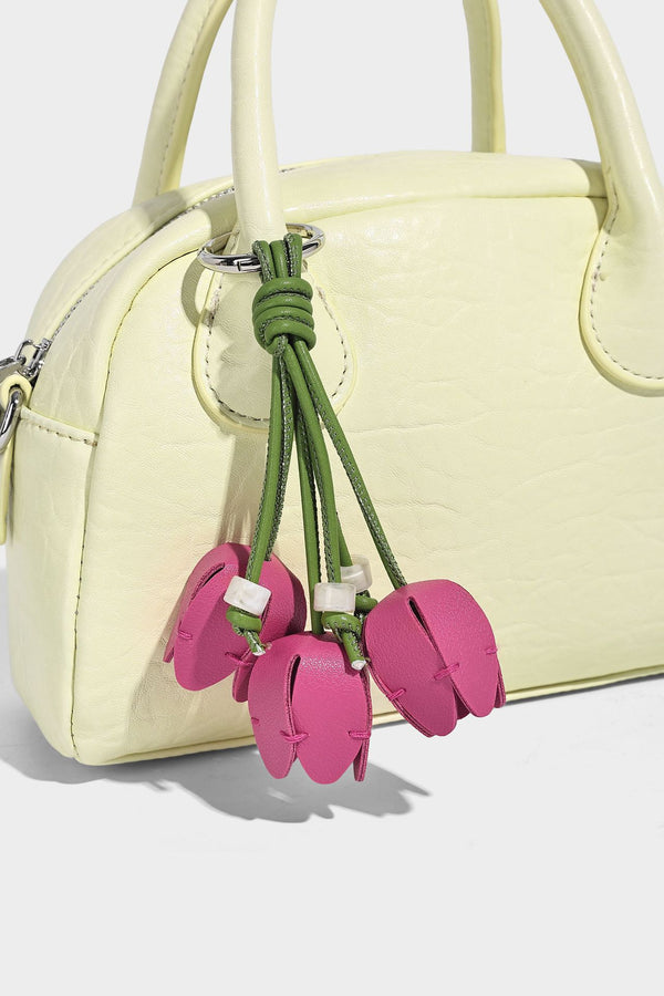 Mini-Tasche mit strukturierter Kuppelform und Tragegriff, in Pastellgelb mit genarbter Lederoptik, silberfarbenen Metallbeschlägen und abnehmbarem