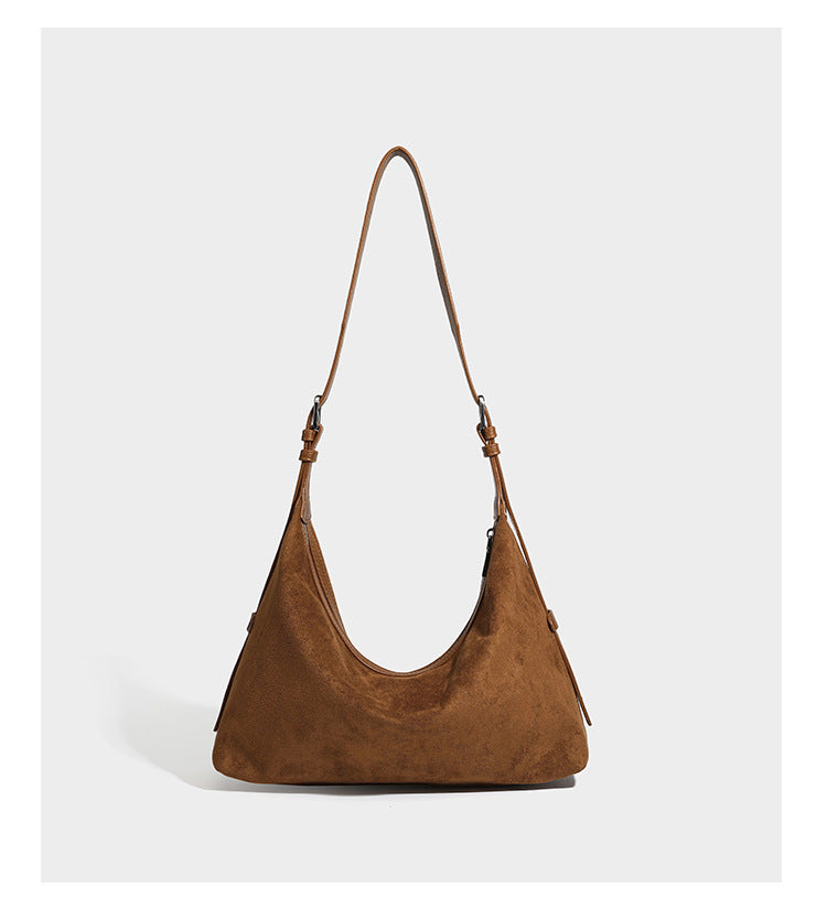 Lässige Hobo-Schultertasche mit matter brauner Wildlederoptik, dunklen glatten Besätzen, Reißverschluss oben und langem, verstellbarem