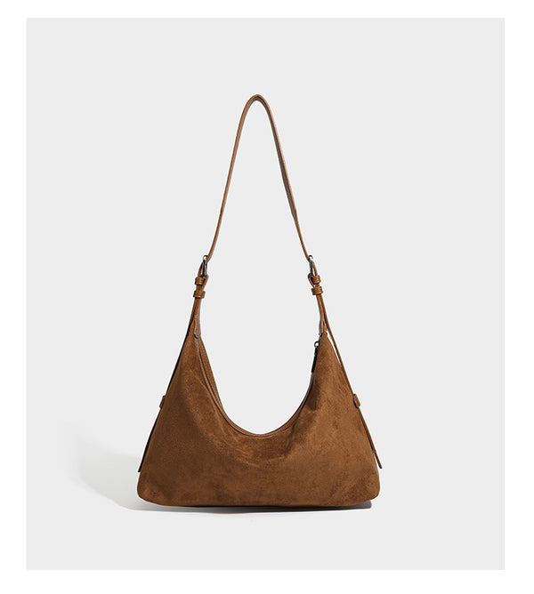 Lässige Hobo-Schultertasche mit matter brauner Wildlederoptik, dunklen glatten Besätzen, Reißverschluss oben und langem, verstellbarem