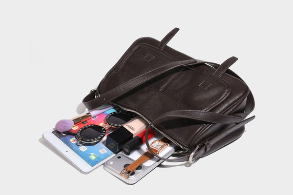 Formstabile rechteckige Schultertasche mit vorderem Überschlag in dunkler Espresso-Lederoptik, silberfarbenen Beschlägen und langem