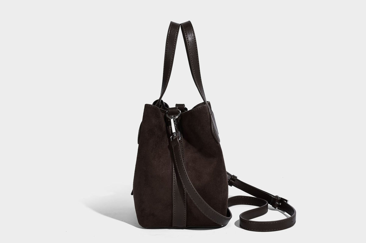 Kleine, strukturierte Tote-Handtasche in Wildlederoptik mit Elefantenanhänger, zwei oberen Tragegriffen und abnehmbarem Crossbody-Riemen, Detailansicht
