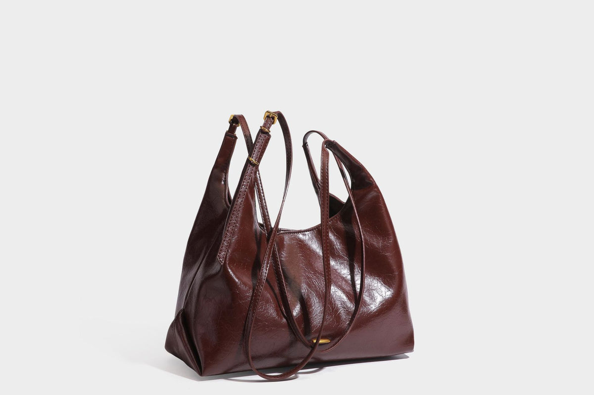 Locker fallende Hobo-Schultertasche mit offenem Oberteil aus glänzendem, geknautschtem Lederimitat in Dunkelbraun, mit schmalem verstellbarem Riemen und goldfarbenem