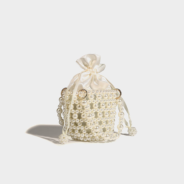 Elfenbeinfarbene Mini-Bucket-Bag mit Kunstperlenbesatz, Satinzugband im Inneren, goldfarbenen Ringdetails und gewölbtem Perlen-Tragegriff