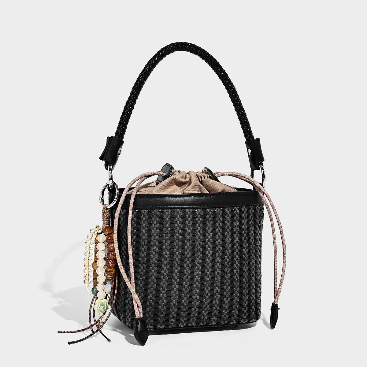 Kleine geflochtene Bucket-Bag mit Kordelzugverschluss, geflochtenem Henkel, Besatz in hellbrauner Lederoptik und Quasten-Anhänger mit Perlen, Detailansicht 6