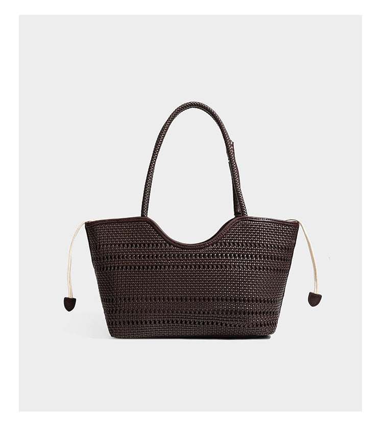 Strukturierte Henkeltasche aus geflochtenem Material in Dunkelbraun mit geflochtenen Henkeln, seitlichen Zugbändern und befestigtem Mini-Täschchen aus geflochtenem Material mit
