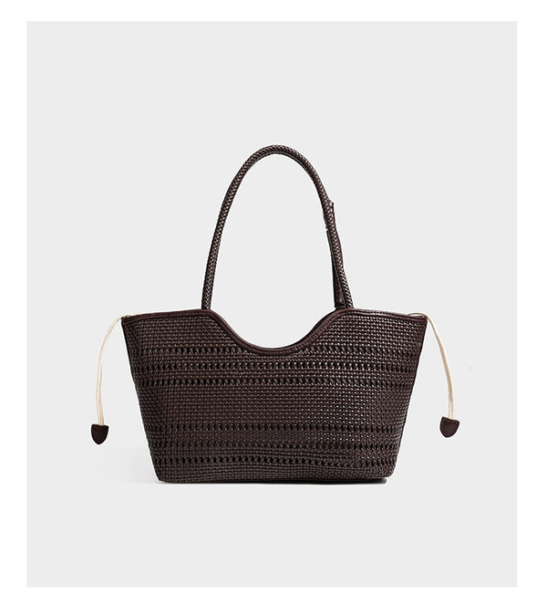 Strukturierte Henkeltasche aus geflochtenem Material in Dunkelbraun mit geflochtenen Henkeln, seitlichen Zugbändern und befestigtem Mini-Täschchen aus geflochtenem Material mit