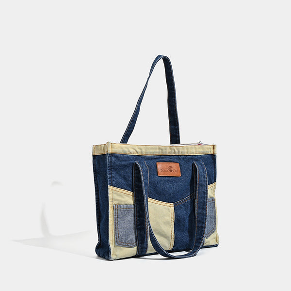 Tote-Bag aus Indigo- und Khaki-Denim im Patchwork-Stil mit aufgesetzten Außentaschen und hellbraunem Logo-Badge, Detailansicht 2