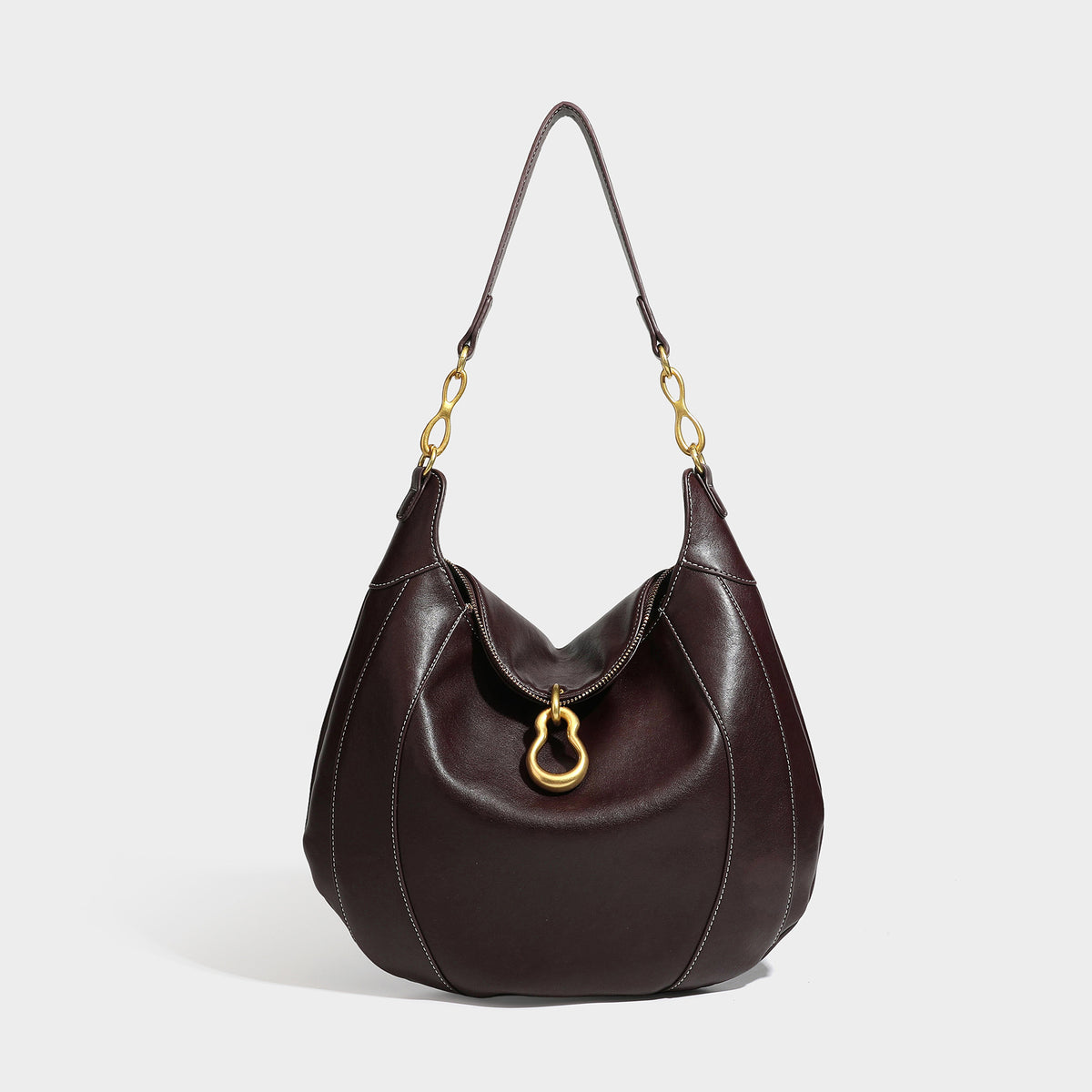 Lässig fallende sichelförmige Hobo-Schultertasche in Dunkelbraun mit goldfarbenem Ring und Kettenglied-Beschlägen sowie Reißverschluss oben, Vorderansicht
