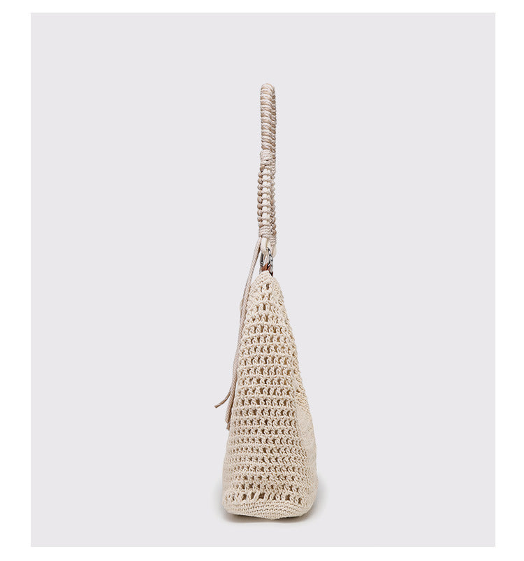 Große cremefarbene Hobo-Schultertasche aus Flechtmaterial mit geflochtenem Kordelriemen und Ringbeschlägen in Silberoptik, Detailansicht 9