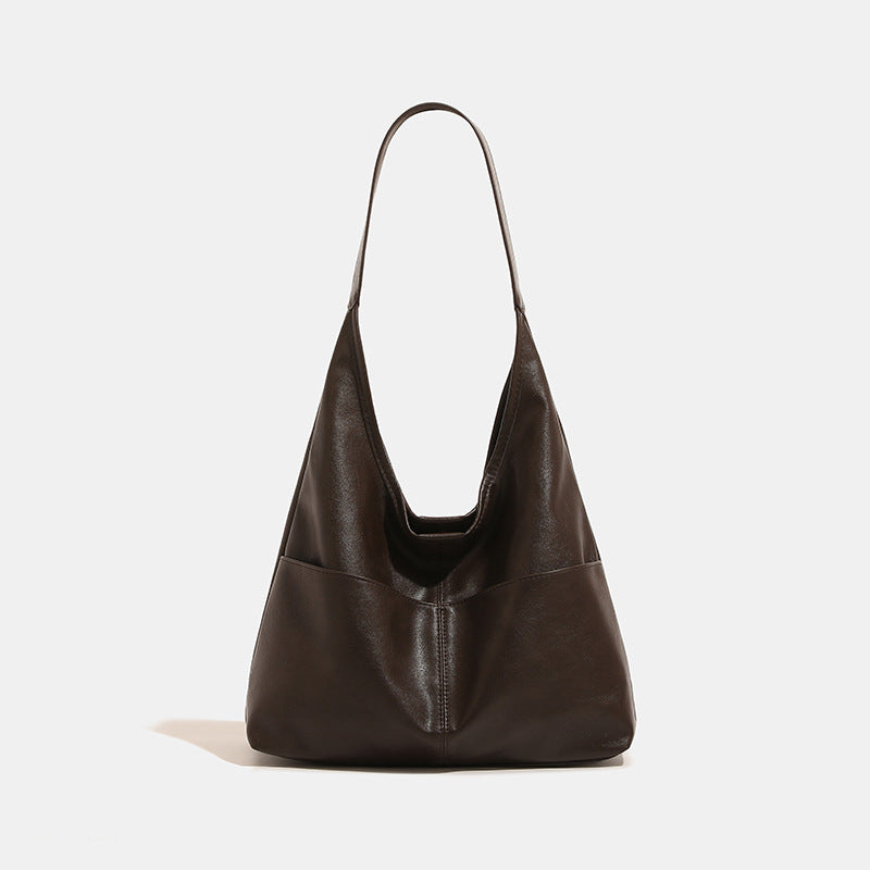 Oversize-Hobo-Shopper in Dunkelbraun mit glatter, matter Oberfläche in Lederoptik, langem flachem Schulterriemen und segmentiertem Design