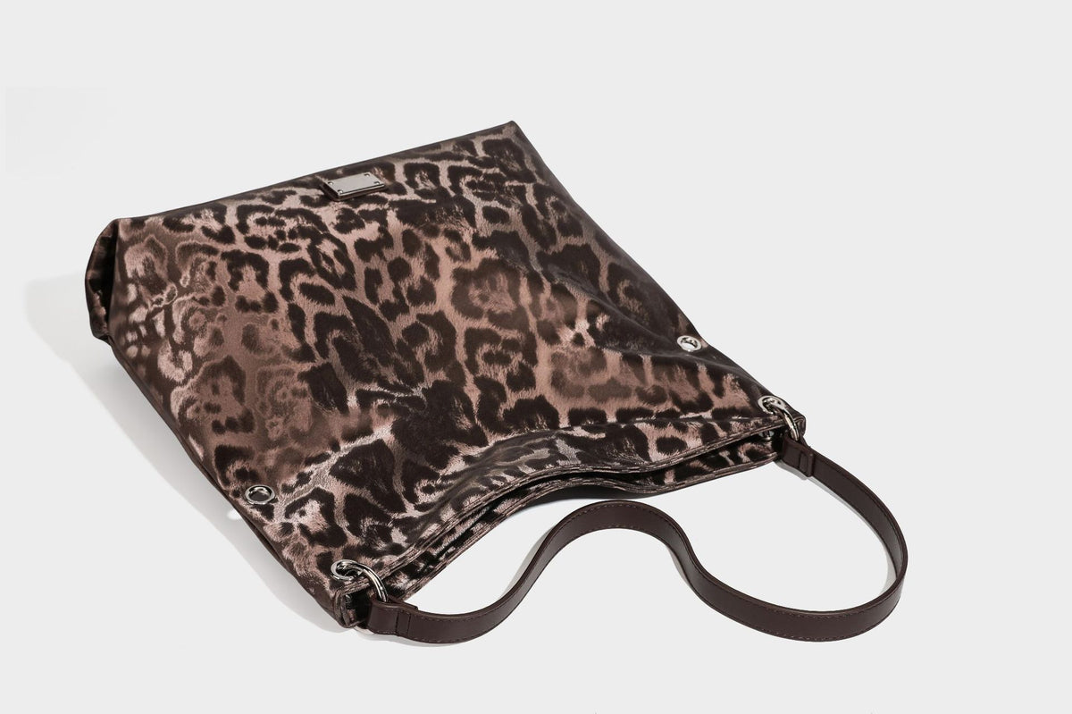 Locker fallende Hobo-Schultertasche mit Leopardenprint, glänzender Satinoptik, silberfarbenen Ringdetails und schmalem Schulterriemen