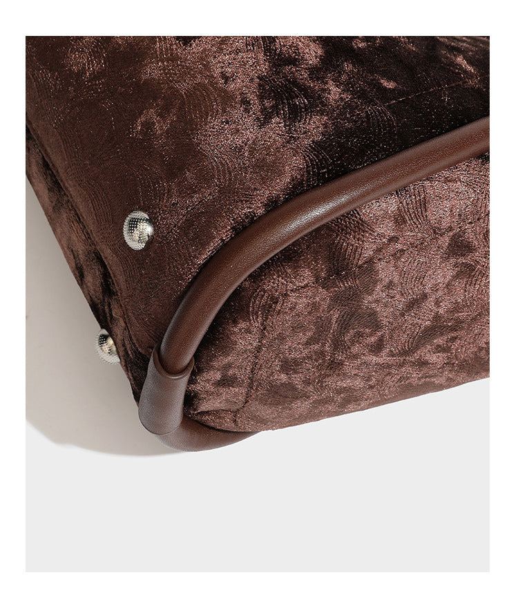 Kleine strukturierte Henkeltasche mit Samtstruktur in Braun, geknoteten Henkeln, einer vorderen Überschlagtasche und abnehmbarem, Detail