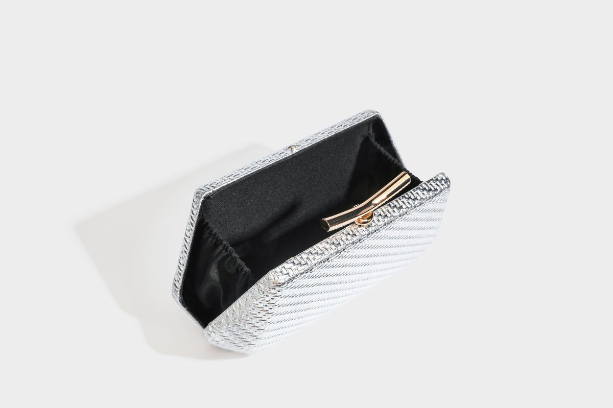 Kleine, strukturierte Clutch aus metallischem Flechtmaterial mit goldfarbenem Bügelverschluss und abnehmbarem Kettenriemen, Detailansicht 39