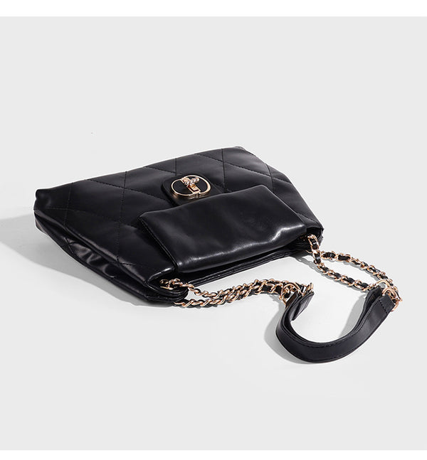 Gesteppte Schultertasche aus Lederoptik mit goldfarbenem Ketten- und Lederriemen, Überschlag mit Drehverschluss und Rautensteppung