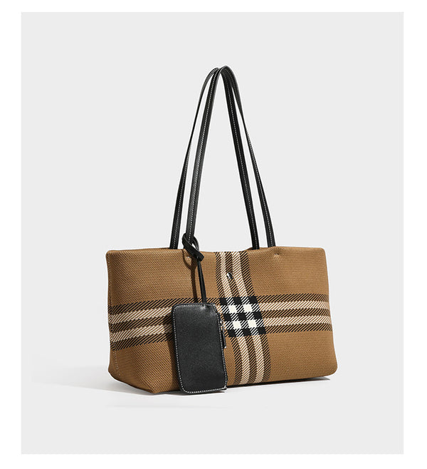 Strukturierte karierte Tote-Bag aus Webmaterial mit langen Schulterriemen in schwarzer Lederoptik und befestigter schwarzer Reißverschlusstasche, Detailansicht 8