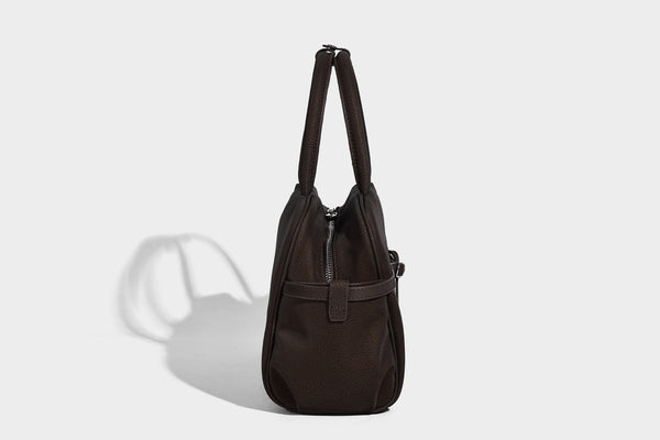 Strukturierte, matt genarbte Henkeltasche mit umlaufendem Riemen mit Ringbeschlägen, zwei Tragegriffen und abnehmbarem Crossbody-Riemen