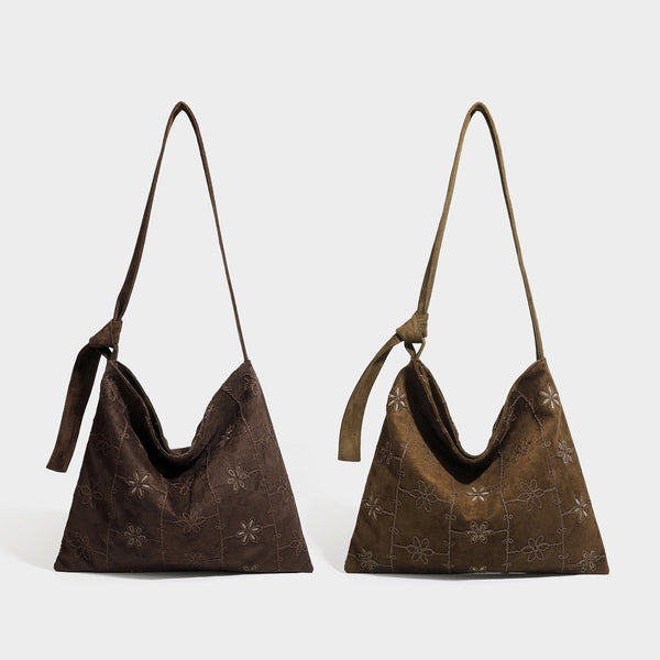 Lässig weich fallende Hobo-Schultertasche in dunkelbrauner Velourslederoptik mit Ton-in-Ton-Blumenstickerei und langem, geknotetem Einzelriemen, Detailansicht