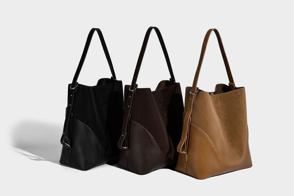 Hohe, matte Beuteltasche mit Veloursleder-Haptik, Band in Lederoptik, silberfarbenen Beschlägen und abnehmbarer Reißverschlusstasche, Detailansicht 14