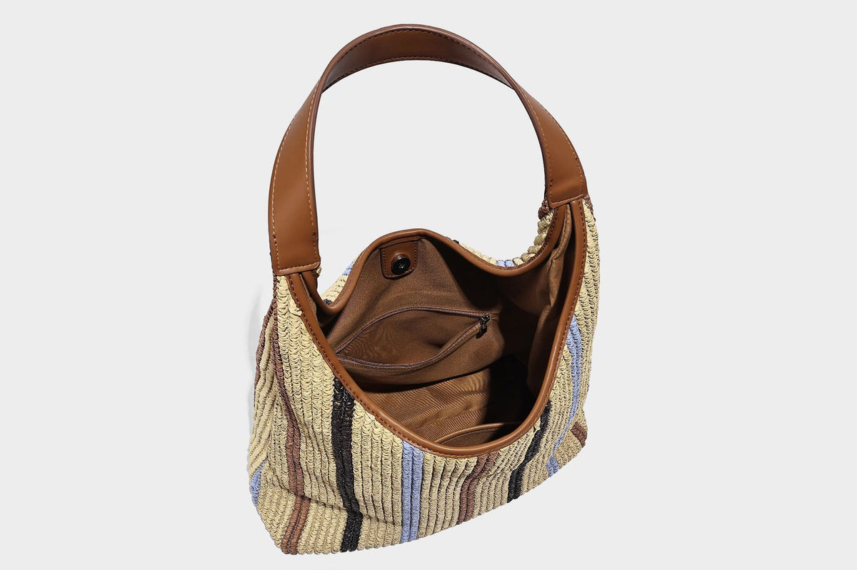 Weich fallender Hobo-Shopper aus gestreiftem Webmaterial in Camel mit mehrfarbigen Streifen und braunem Besatz in Lederoptik, mit abnehmbarem Reißverschluss abgebildet