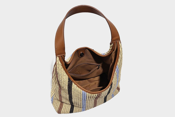 Weich fallender Hobo-Shopper aus gestreiftem Webmaterial in Camel mit mehrfarbigen Streifen und braunem Besatz in Lederoptik, mit abnehmbarem Reißverschluss abgebildet