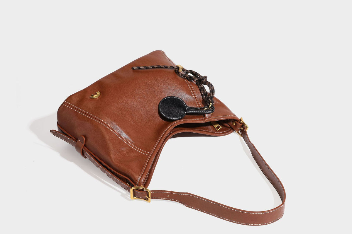 Lässige Hobo-Schultertasche mit glatter Oberfläche in Lederoptik, kontrastierenden Steppnähten, antikgoldfarbenen Metallelementen und, Detail