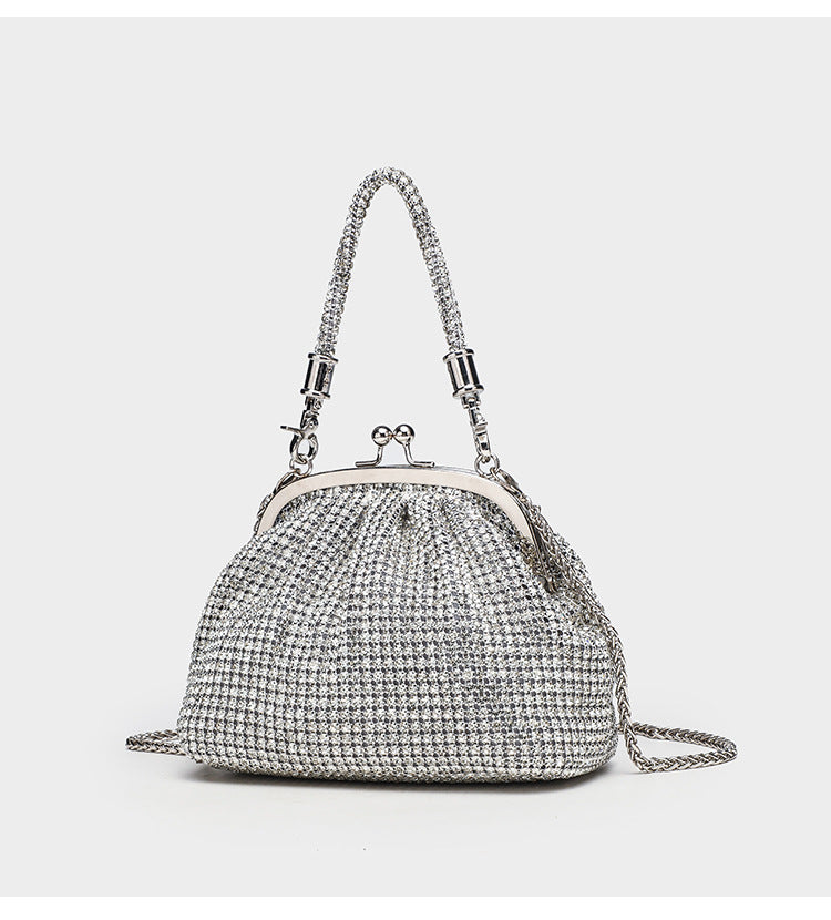 Kompakte Abendtasche mit durchgehendem Strassbesatz, silberfarbenem Metallrahmen, Strass-Tragegriff und abnehmbarer Kette