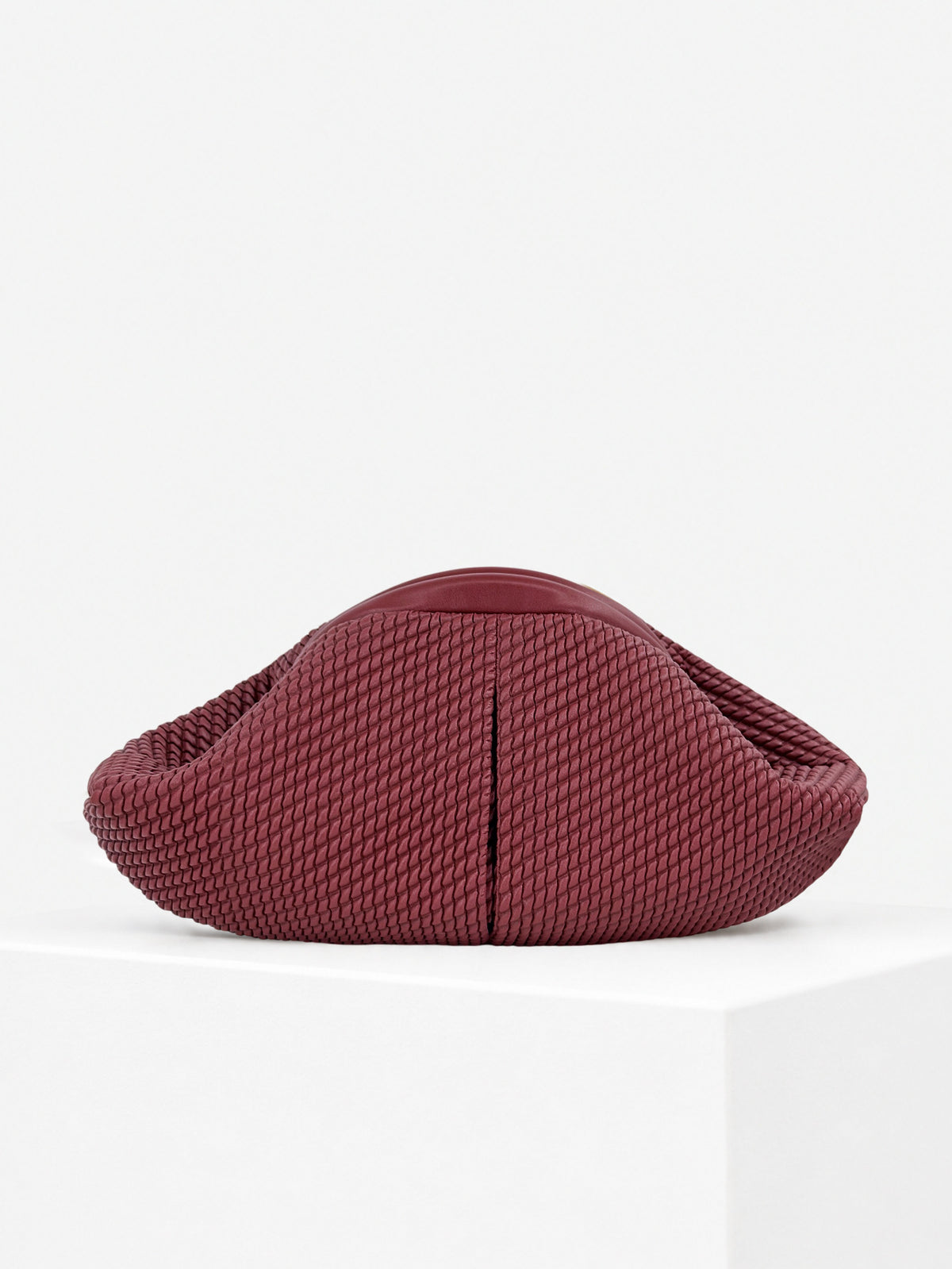 Abgerundete Clutch in Flechtoptik mit glatter kontrastierender Paspelierung und Reißverschluss in tiefem Burgunderrot, Detailansicht 11