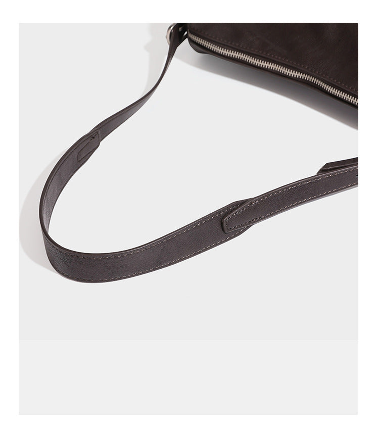 Strukturierte rechteckige Schultertasche mit Überschlag vorne in dunkler Espresso-Lederoptik, mit silberfarbenen Beschlägen und langem