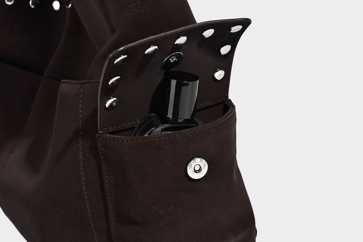 Lässige Hobo-Schultertasche in dunkelbrauner, matter Wildlederoptik mit silberfarbenem, nietenbesetztem Riemen und seitlichem Kordelzug