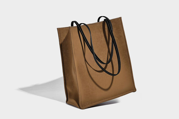 Hohe rechteckige Tote-Bag in matter Velourslederoptik mit zwei Schulterriemen und passender Reißverschlusstasche, Detailansicht 16