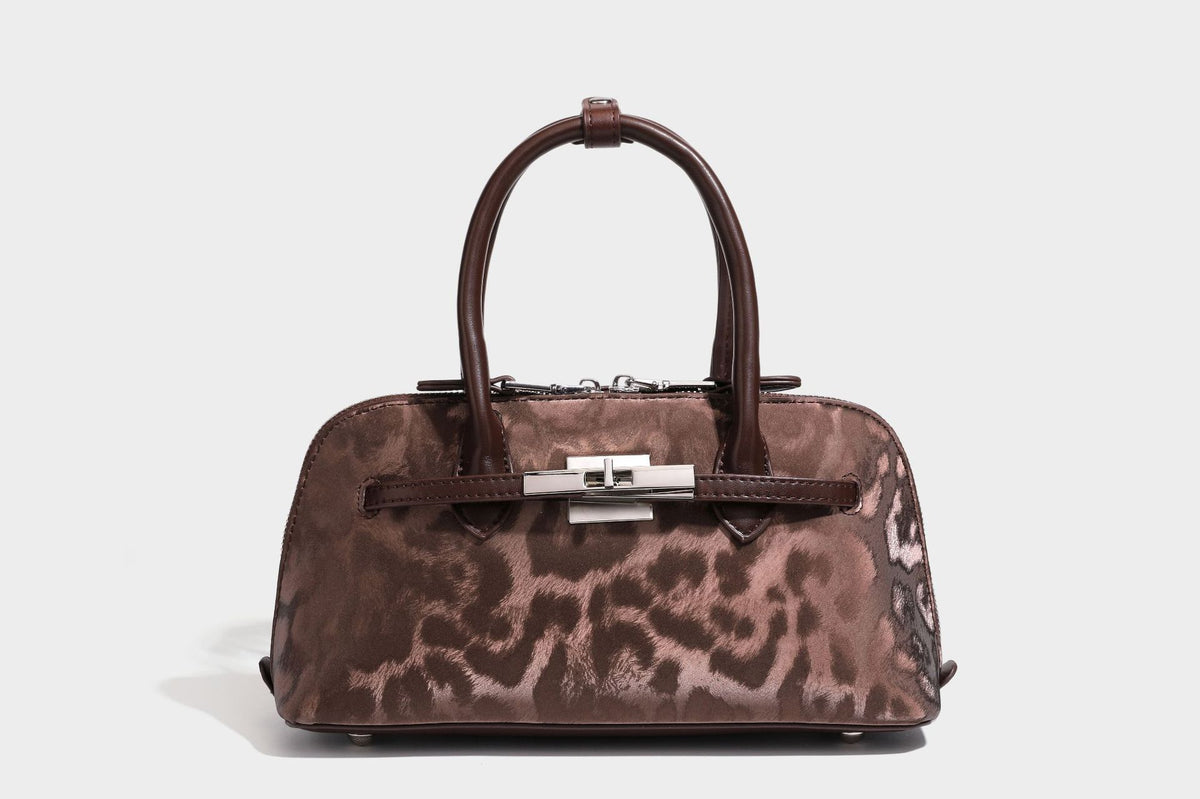 Strukturierte Henkeltasche mit tonal abgestimmtem Leopardenprint, Besatz in Lederoptik, gerollten Henkeln, vorderem Drehverschluss und