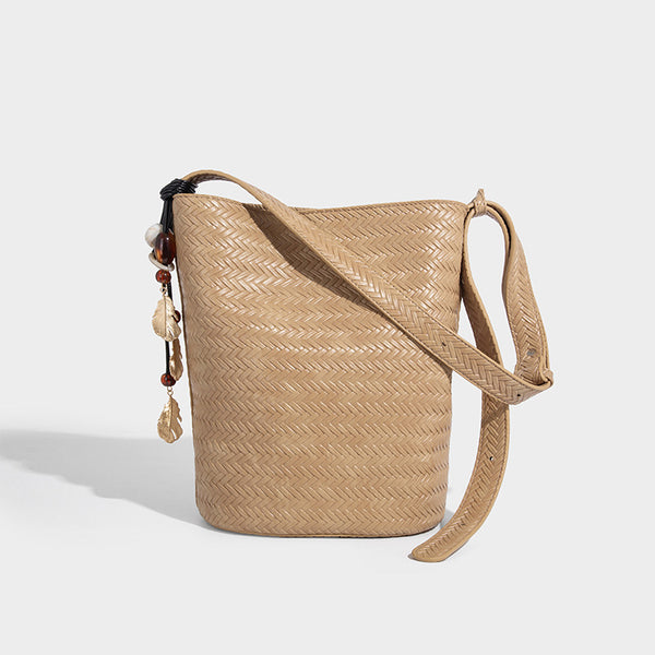 Bucket Bag in Chevron-Weboptik mit Lederoptik, verstellbarem Schulterriemen und goldenem Anhänger, Detailansicht 13