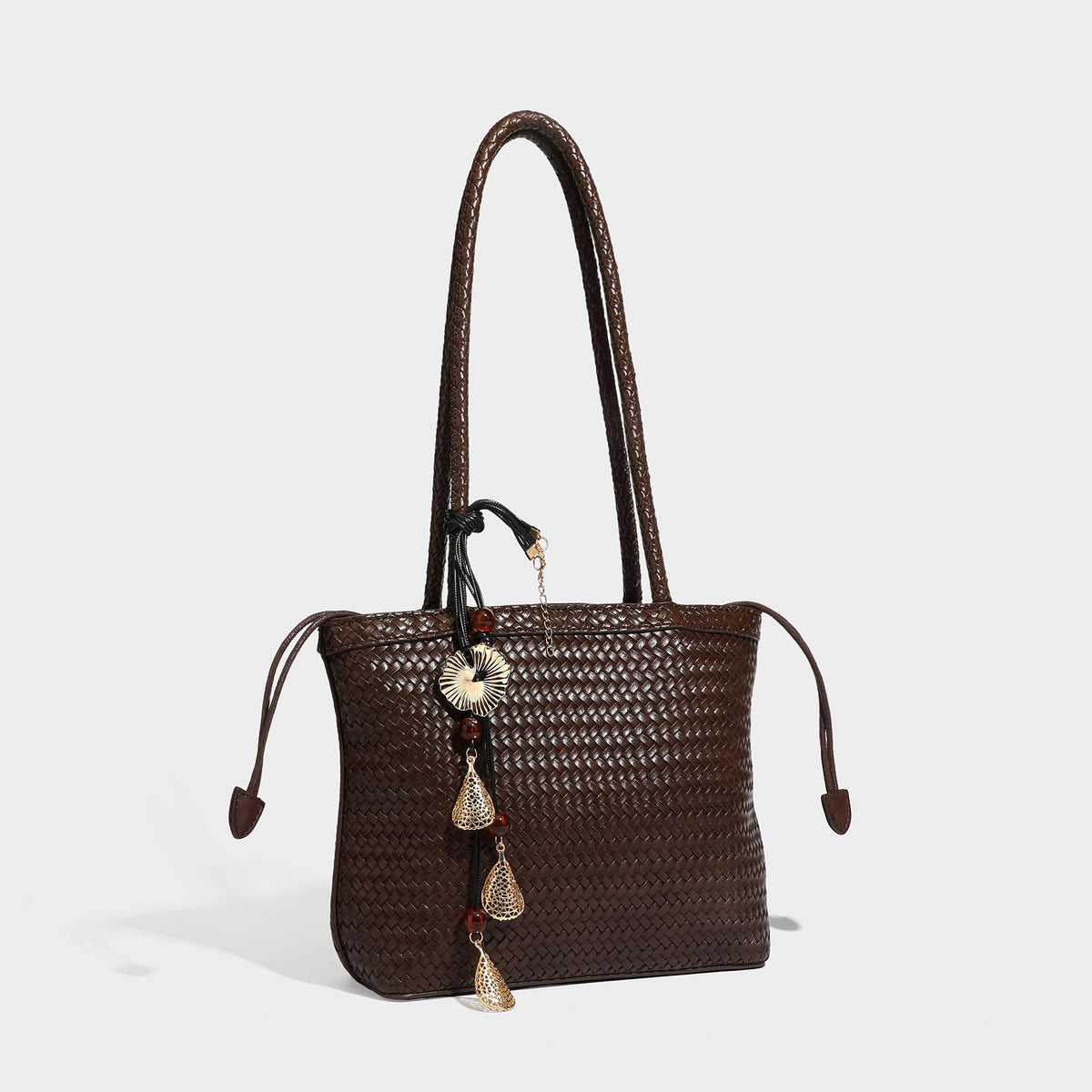 Strukturierte gewebte Tote-Bag in Lederoptik und Dunkelbraun mit langen Schulterriemen, seitlichen Kordelzügen und goldfarbenem Filigran