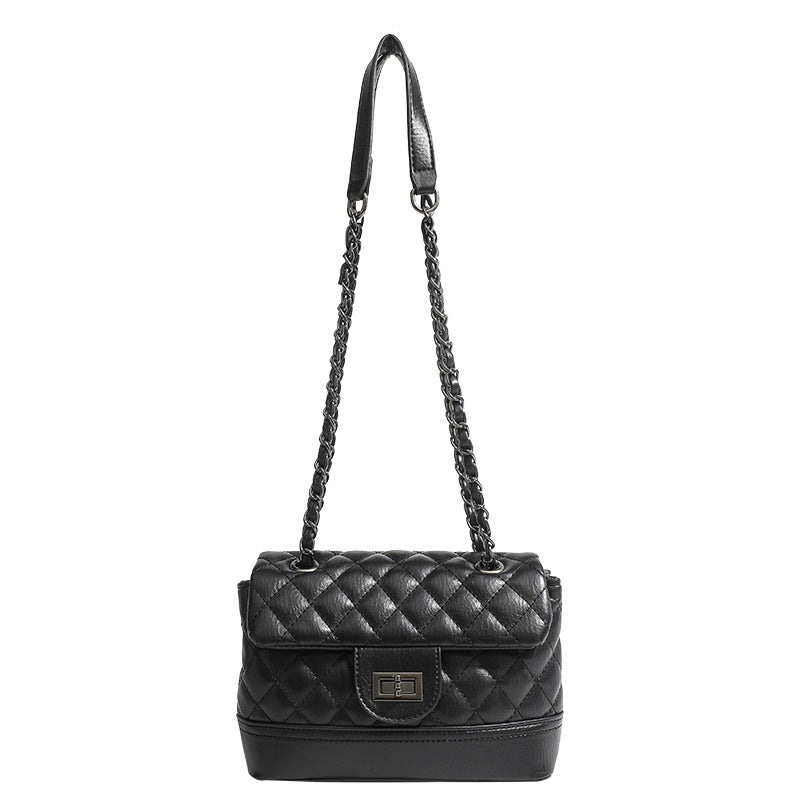 Gesteppte Mini-Schultertasche in Lederoptik mit Rautensteppung, Klappe mit Drehverschluss und Kettenriemen in dunkler Gunmetal-Optik, Detailansicht