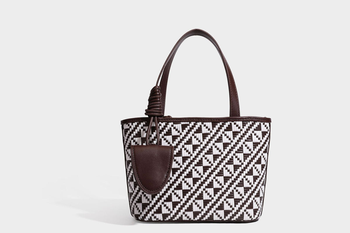 Kleine, strukturierte, gewebte Tote-Bag mit geometrischem Muster, glatten Details in Lederoptik, geknoteten Tragegriffen, Reißverschluss und herabhängendem Frontdetail