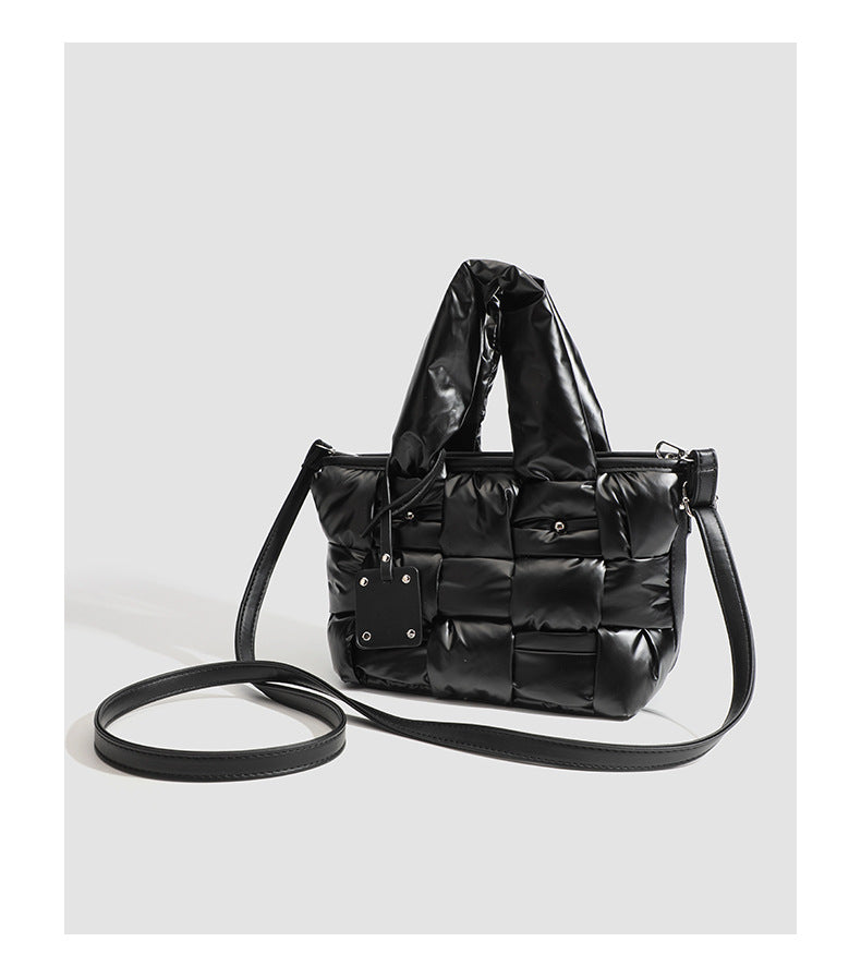 Schwarze glänzende geflochtene Shopper-Tasche im Puffer-Stil mit gepolsterten Tragegriffen und abnehmbarem Schulterriemen, Detailansicht 11