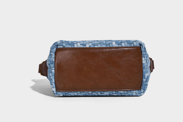 Hellblauer gewebter Hobo-Bag mit braunem Besatz in Lederoptik, antikgoldfarbenen Beschlägen, verstellbarem Crossbody-Riemen und Perlenverzierung