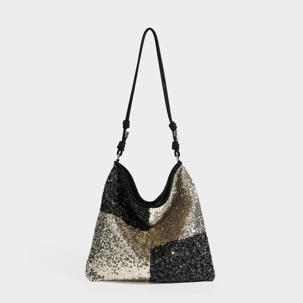 Lässig fallende Schulter-Tote mit Patchwork-Pailletten, Colorblocking-Einsätzen in Schwarz-Gold oder Creme-Silber und verstellbarem schmalem Riemen